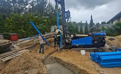 Prace robocze przy montażu studni głębinowej